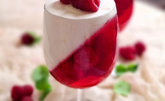 Deser z galaretką, mascarpone i malinami