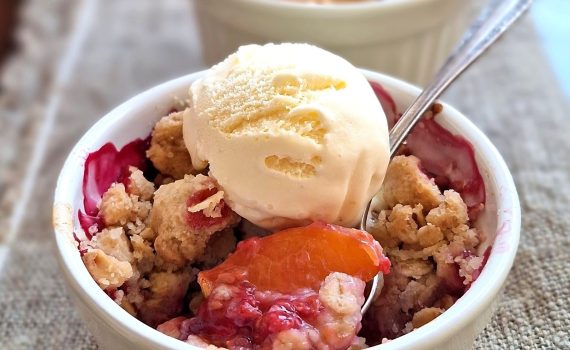 Crumble z nektarynkami i malinami