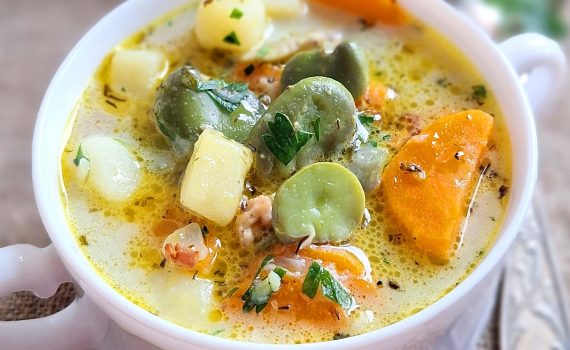 Zupa z bobem, ziemniakami, boczkiem i cząbrem