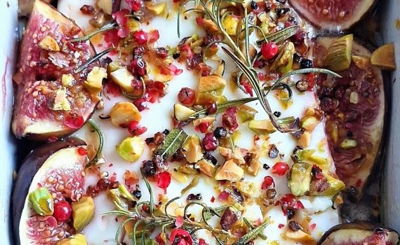 Feta pieczona z figami, pistacjami i rozmarynem