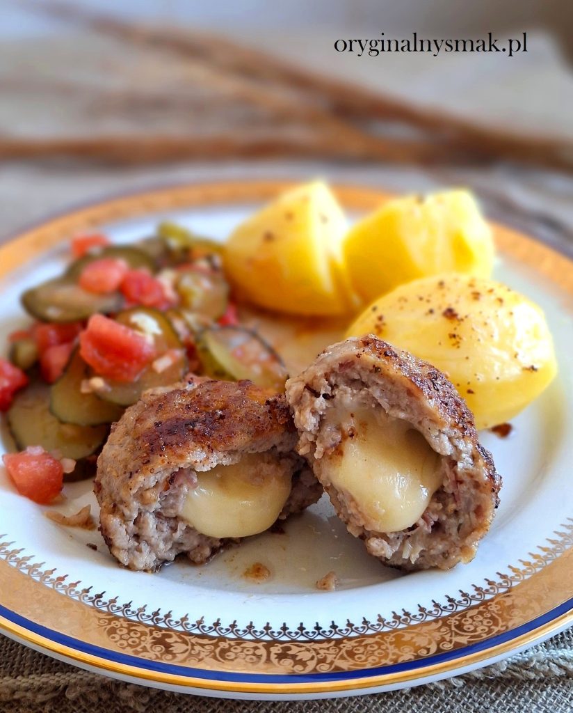 Kotlety mielone z boczkiem i faszerowane serem