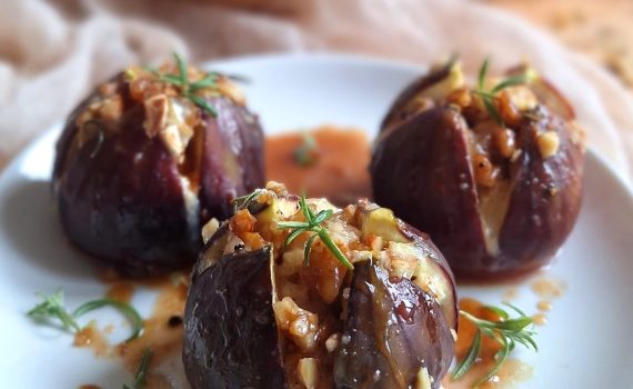 Pieczone figi z serem camembert i orzechami włoskimi