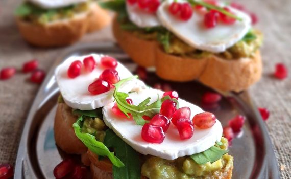Kanapki z guacamole, rukolą, kozim serem i granatem
