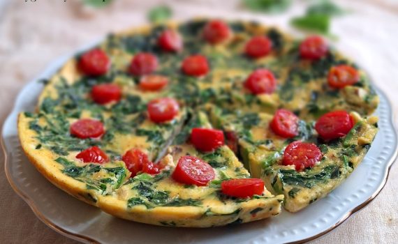 Omlet z awokado, szpinakiem i pomidorkami koktajlowymi