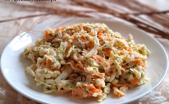 Surówka z kapusty pekińskiej, marchewki i pietruszki