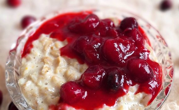 Owsianka pomarańczowa z sosem żurawinowym