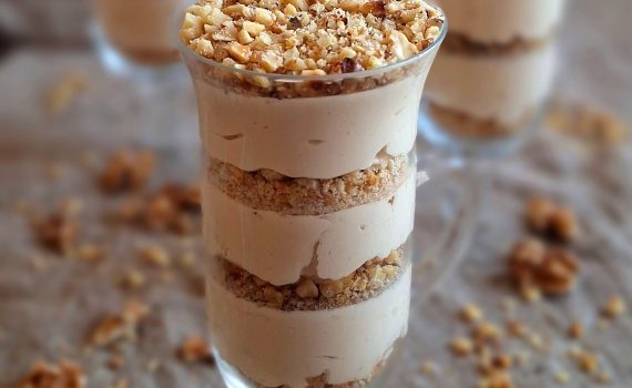 Deser kajmakowy z orzechami włoskimi i krakersami