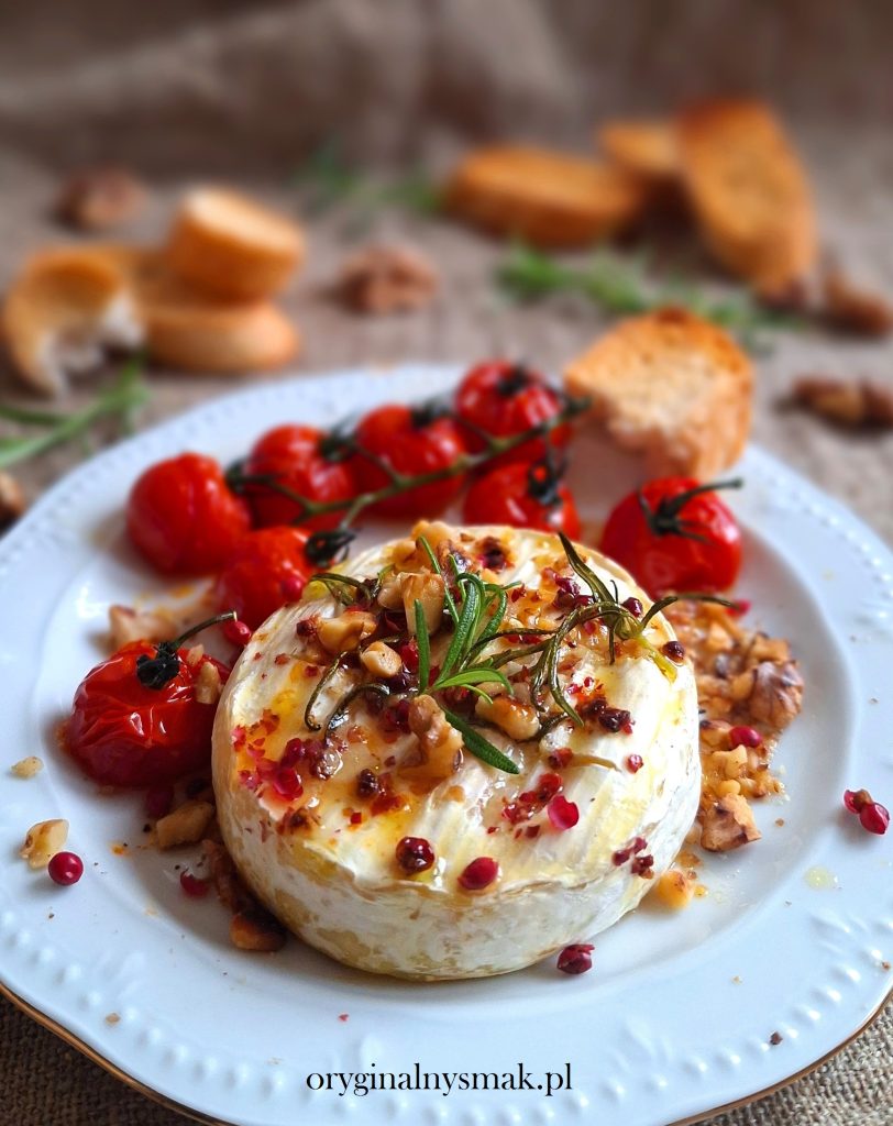 Zapiekany camembert z czosnkiem, rozmarynem i pomidorkami