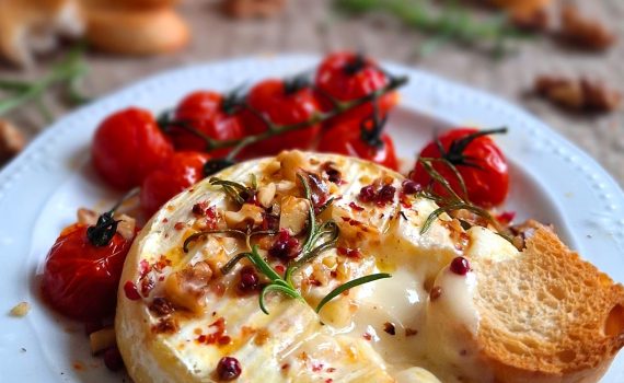 Zapiekany camembert z czosnkiem, rozmarynem i pomidorkami