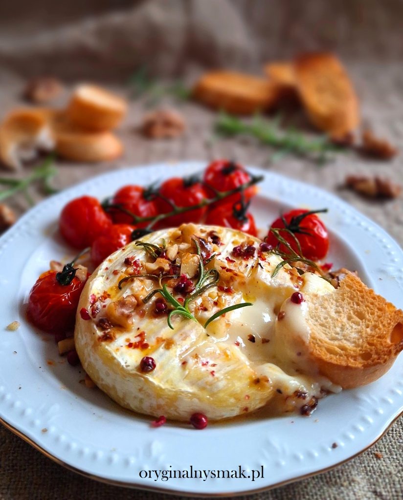 Zapiekany camembert z czosnkiem, rozmarynem i pomidorkami