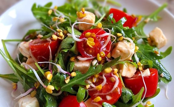 Sałatka z fetą, pomidorkami i kiełkami rzodkiewki