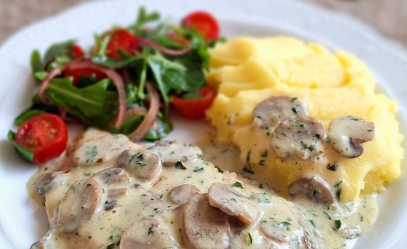 Piersi z kurczaka w sosie pieczarkowym