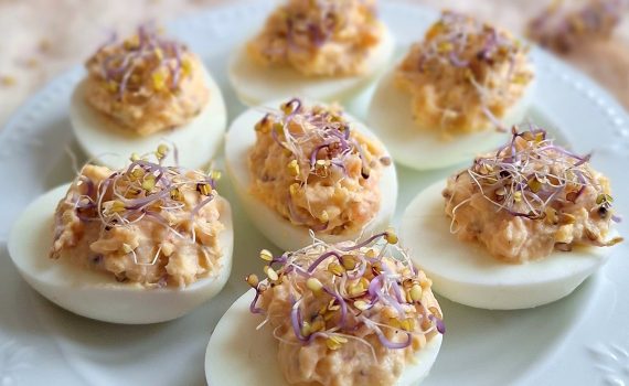 Jajka faszerowane wędzonym łososiem i kiełkami brokuła