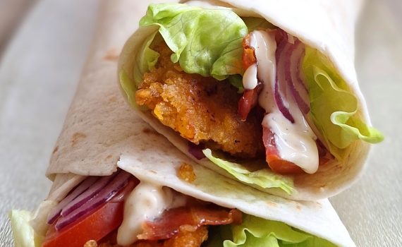 Tortilla ze stripsami z kurczaka i chrupiącym boczkiem