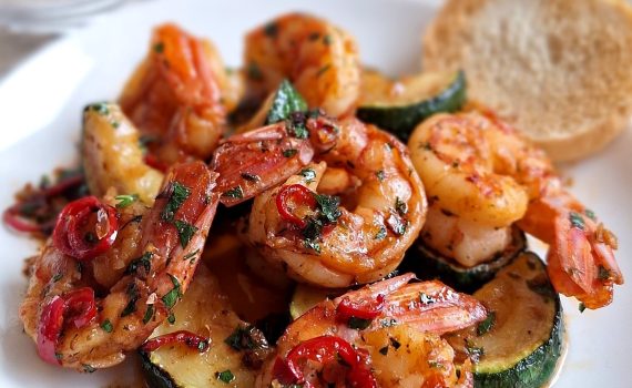 Krewetki z cukinią i chili