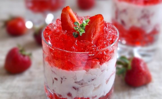 Deser z galaretką, mascarpone i truskawkami