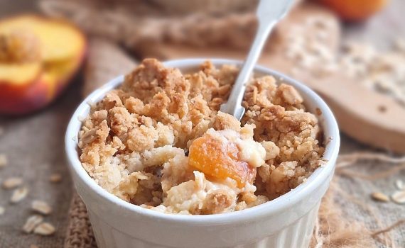 Crumble z brzoskwiniami i budyniem