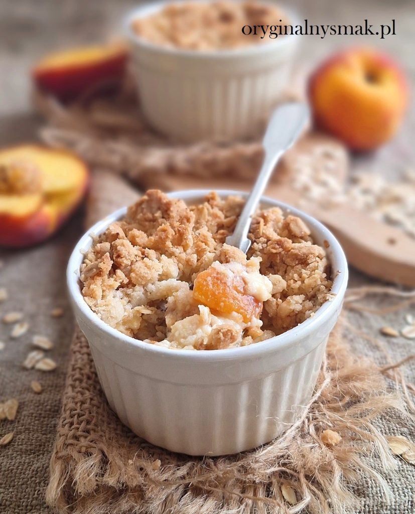Crumble z brzoskwiniami i budyniem