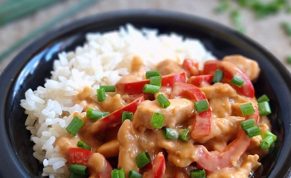 Kurczak w sosie orzechowym z papryką