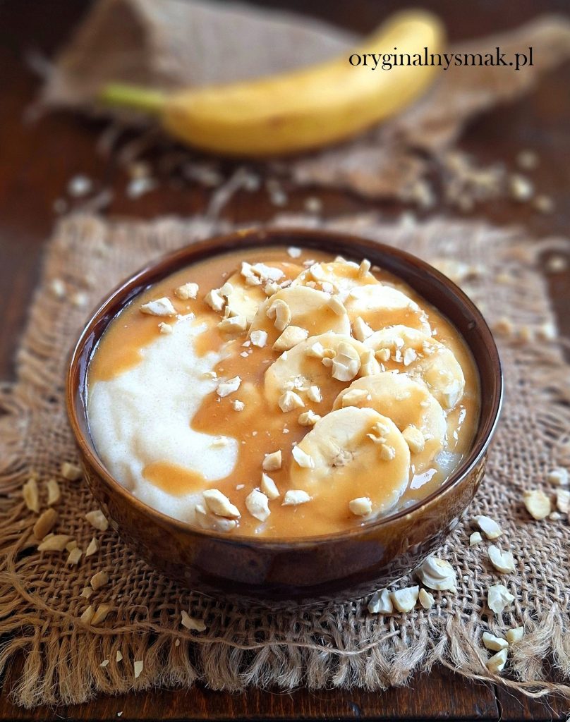 Kasza manna z bananami i sosem tahini