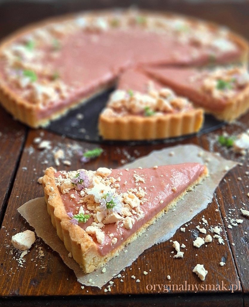 Tarta z kremem rabarbarowym