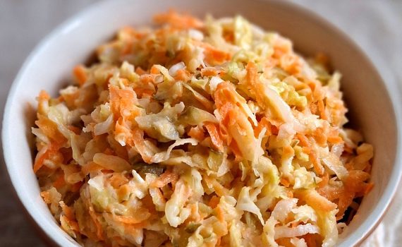 Surówka z kapusty pekińskiej z ogórkami kiszonymi