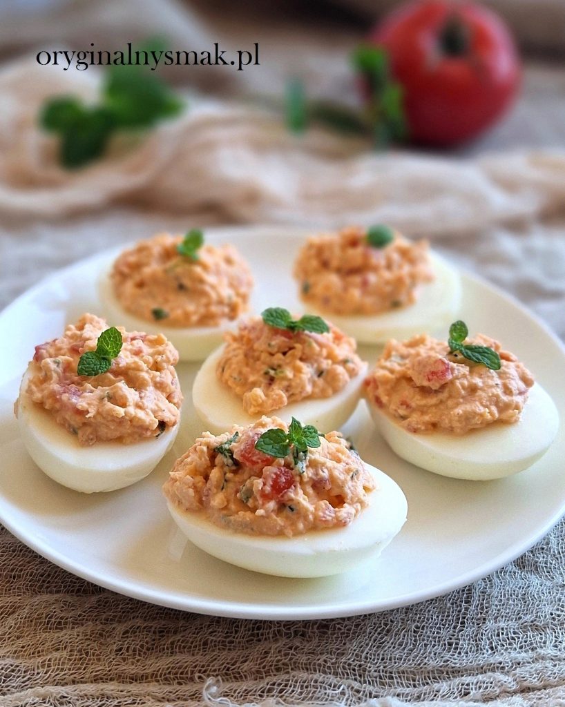 Jajka faszerowane pomidorami i serem