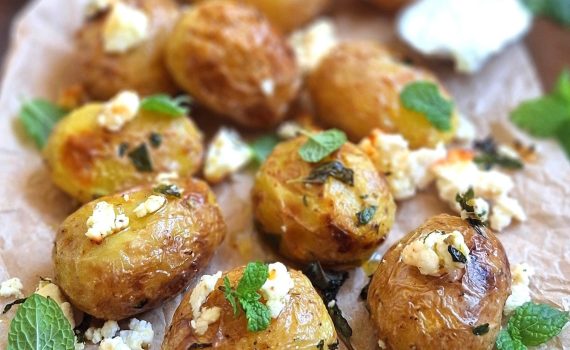 Pieczone młode ziemniaczki z fetą, miętą i tzatziki