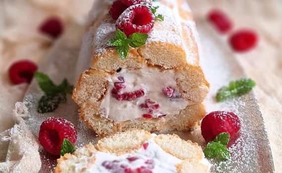 Rolada malinowa z biszkoptów - bez pieczenia