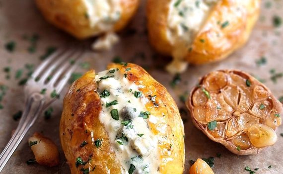 Pieczone ziemniaki z sosem gribiche