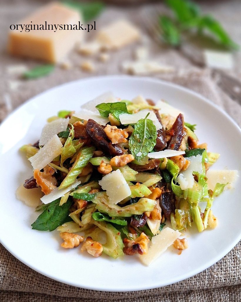 Sałatka z selera naciowego z daktylami i orzechami