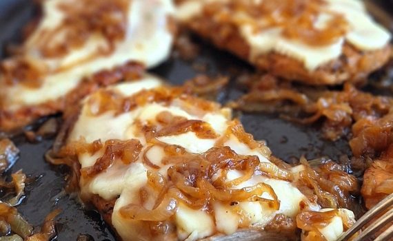 Kurczak z karmelizowaną cebulą i serem