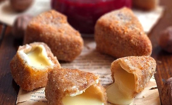 Panierowany camembert z sosem żurawinowym
