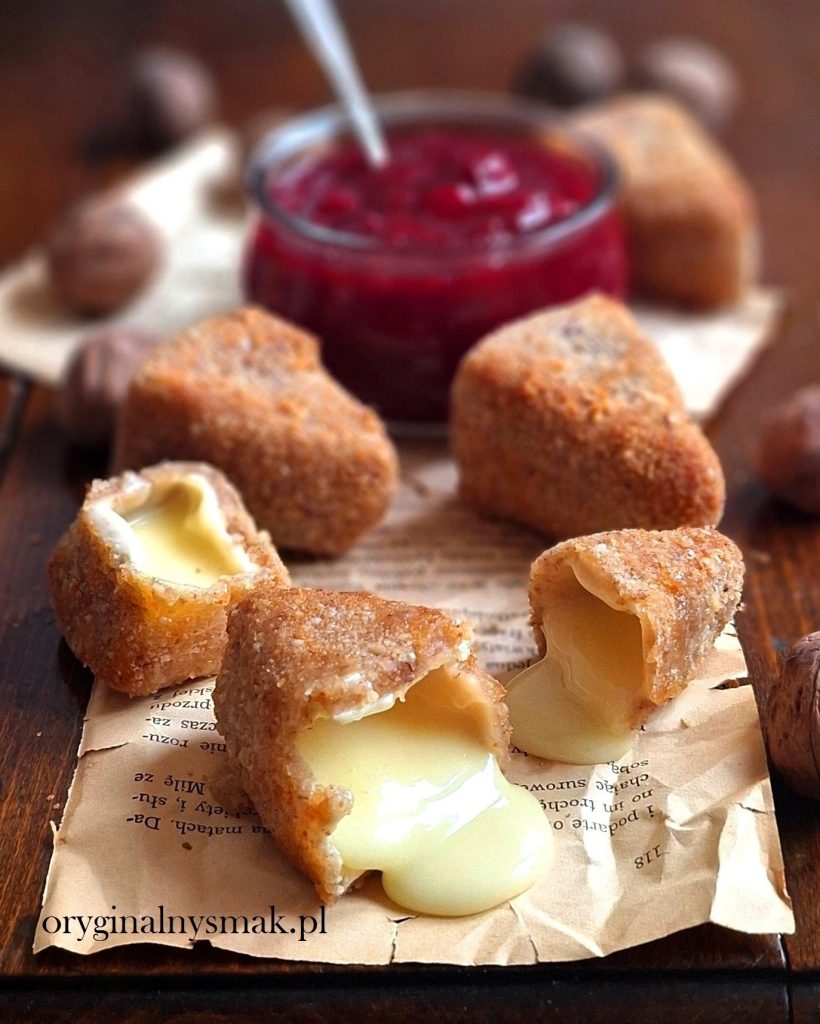 Panierowany camembert z sosem żurawinowym
