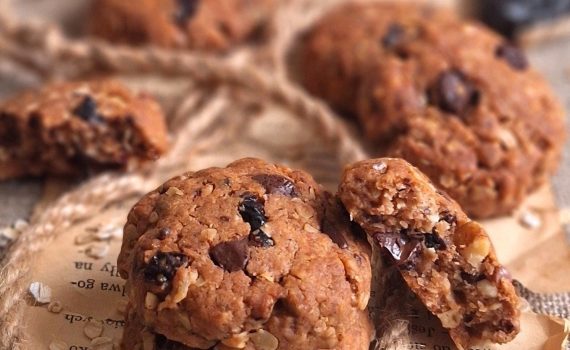 Ciasteczka z suszonymi śliwkami, czekoladą i orzechami