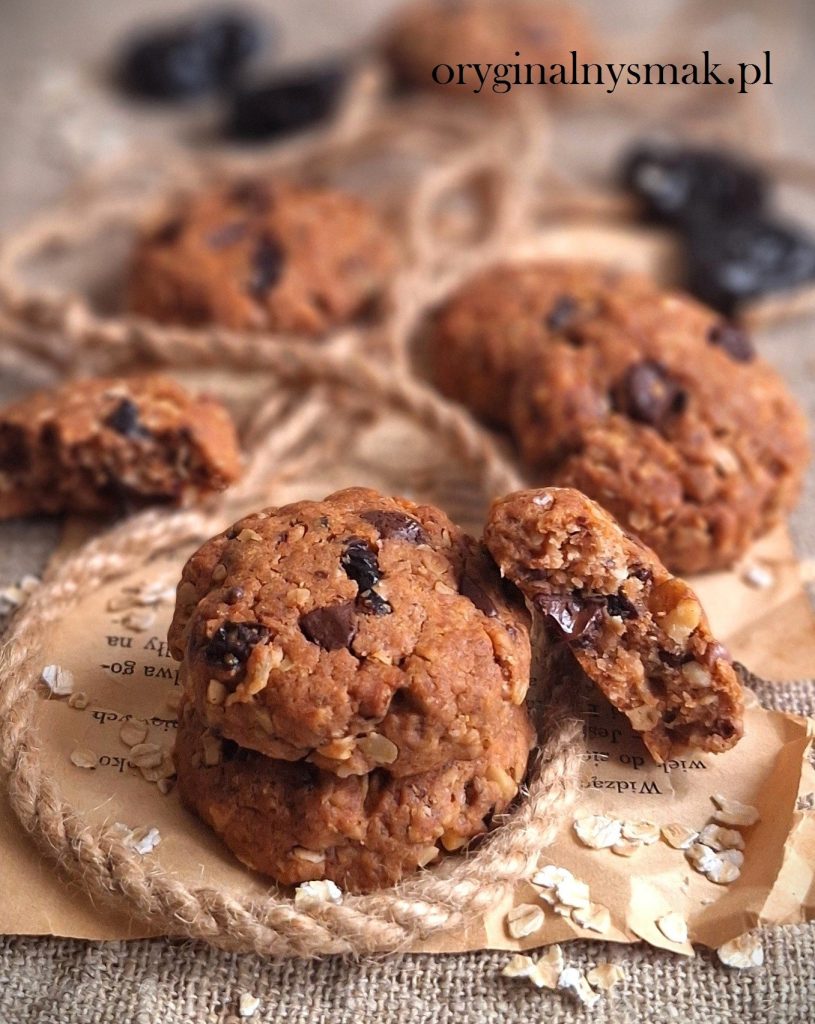 Ciasteczka z suszonymi śliwkami, czekoladą i orzechami