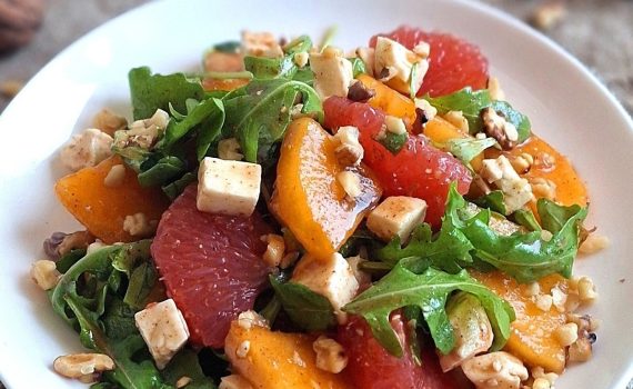 Sałatka z kaki, grejpfrutem i fetą