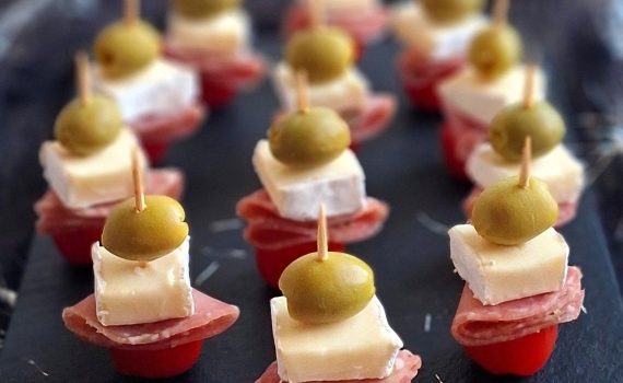 Koreczki z serem camembert i kindziukiem