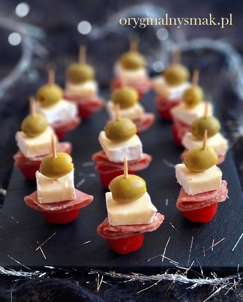 Koreczki z serem camembert i kindziukiem