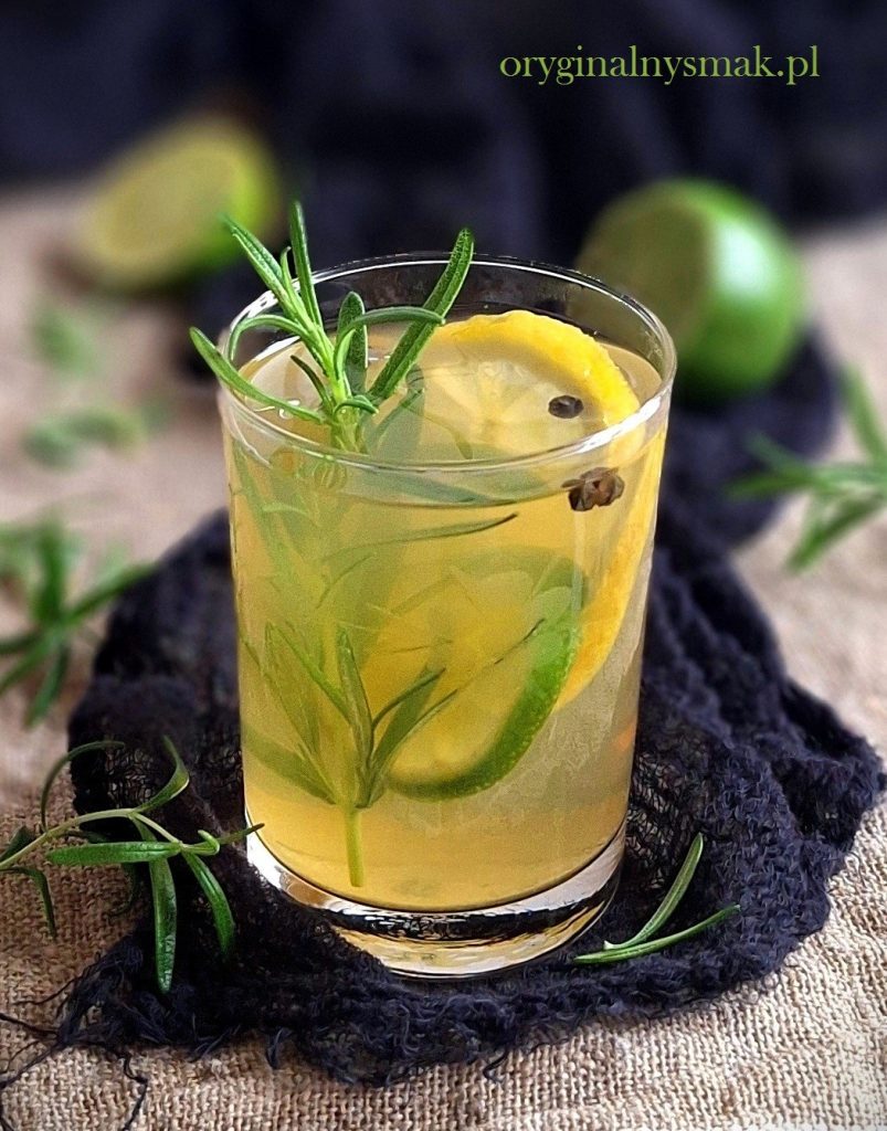 Zielona herbata z rozmarynem i pieprzem