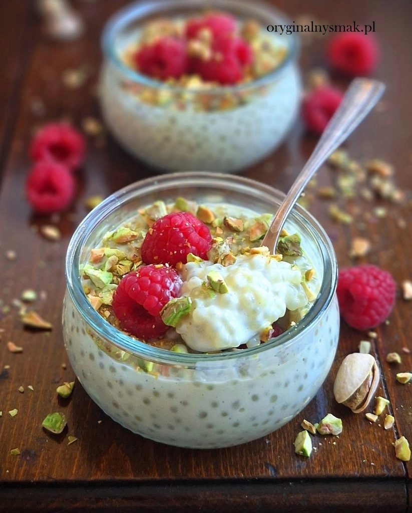 Pistacjowy pudding z tapioki z malinami