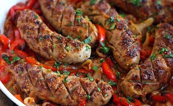 Biała kiełbasa pieczona z papryką