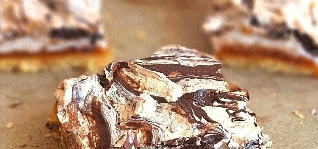 Mazurek pomarańczowy z czekoladową bezą