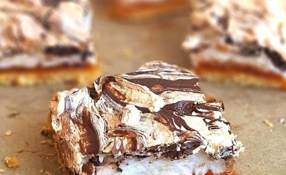 Mazurek pomarańczowy z czekoladową bezą