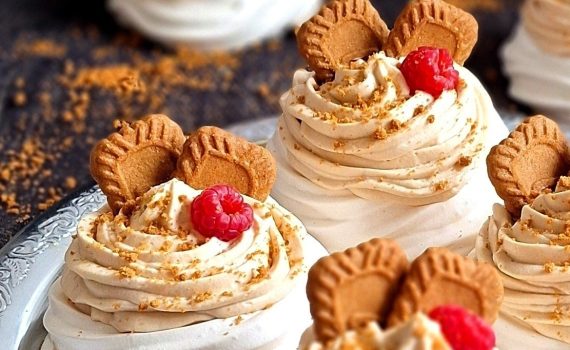 Mini pavlova z kremem Lotus i malinami