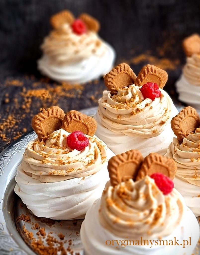 Mini pavlova z kremem Lotus i malinami