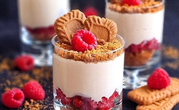 Deser jogurtowy Lotus Biscoff z malinami