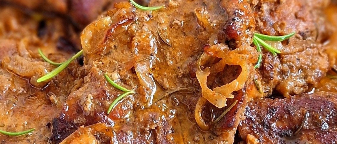 Karkówka pieczona w plastrach z cebulą