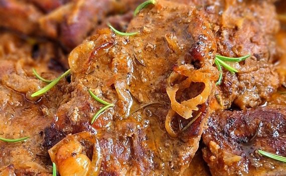 Karkówka pieczona w plastrach z cebulą