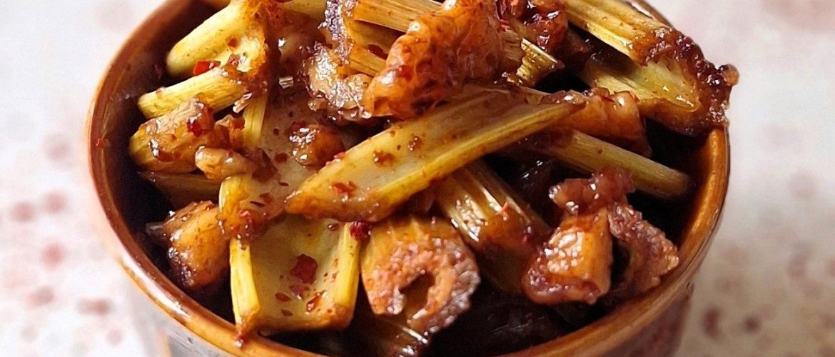 Smażony seler naciowy z orzechami włoskimi